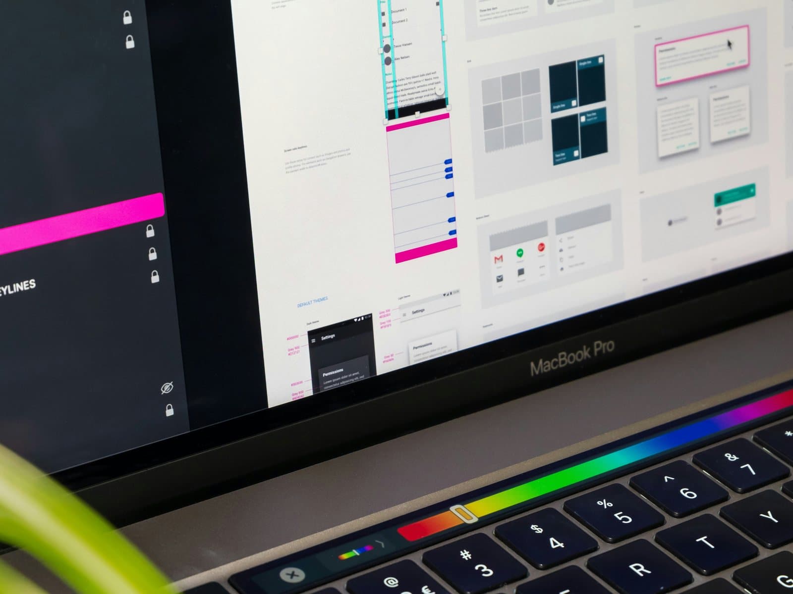 Werkbureau met ontwerpgereedschap, schetsen en notities