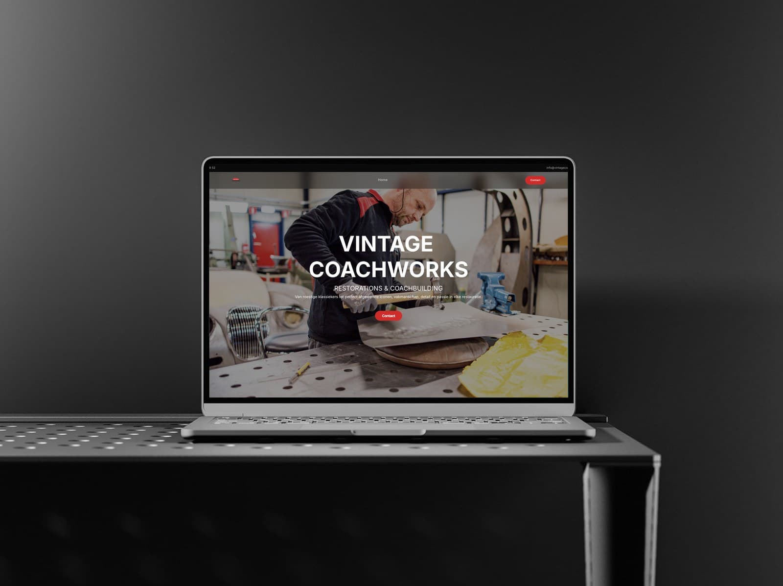 De website van Vintage Coachworks op een laptopscherm